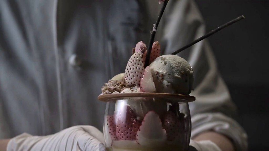 Finished strawberry parfait with gelato and chocolate shards