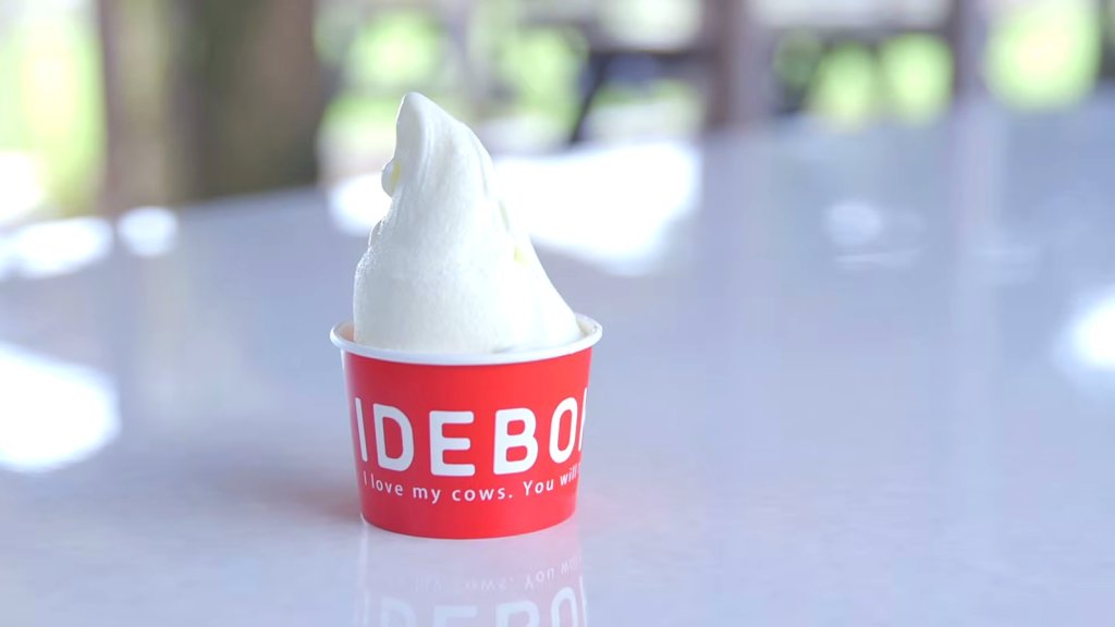 Soft serve in a red IDEBOK cup