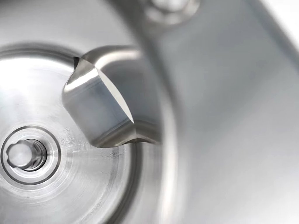 Seamless stainless cylinder and outlet