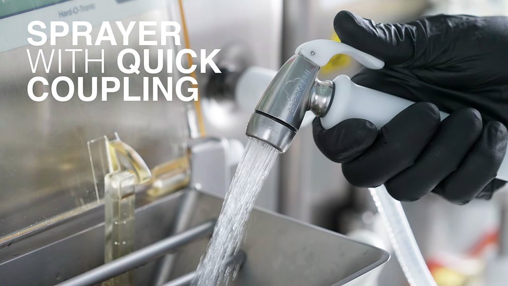Quick-connect sprayer rinsing the cylinder