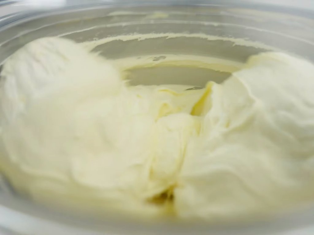 Crema gelato resting in a Synthesis cylinder