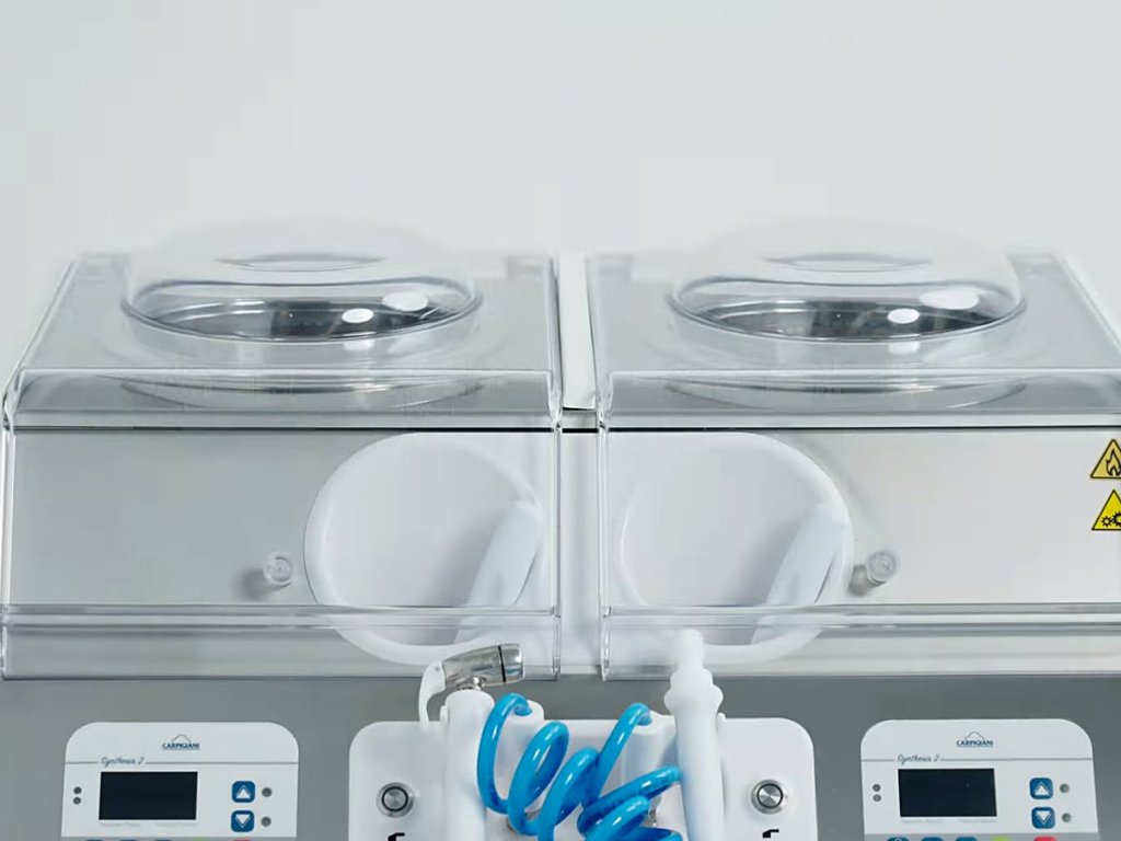 Twin Synthesis unit with its washing kit between the cylinders