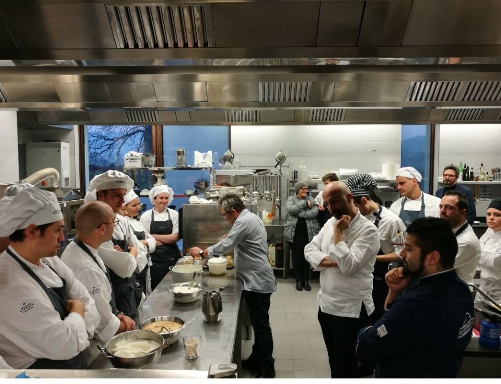 Students learning gelato at Niko Romito Formazione