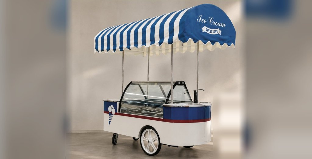 Ice cream cart with display cabinet powered by a battery system