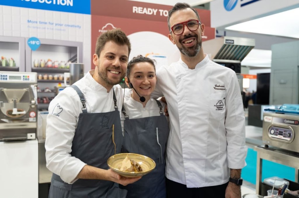 Lorenzo Cogo finishing a plate with gelato