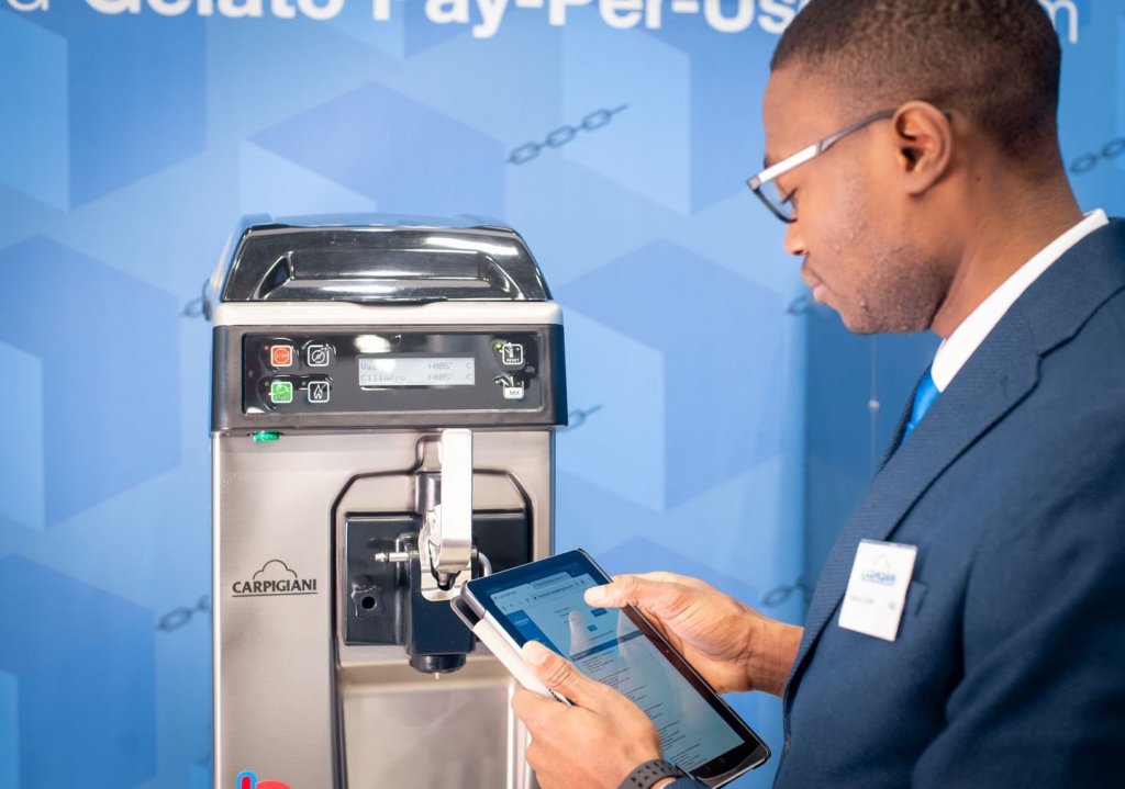 Soft serve machine with blockchain pay-per-use technology
