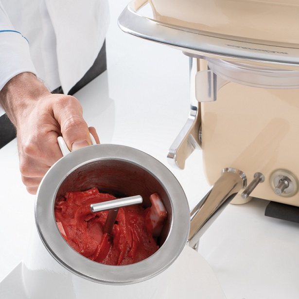 Freeze&Go machine serving strawberry sorbet