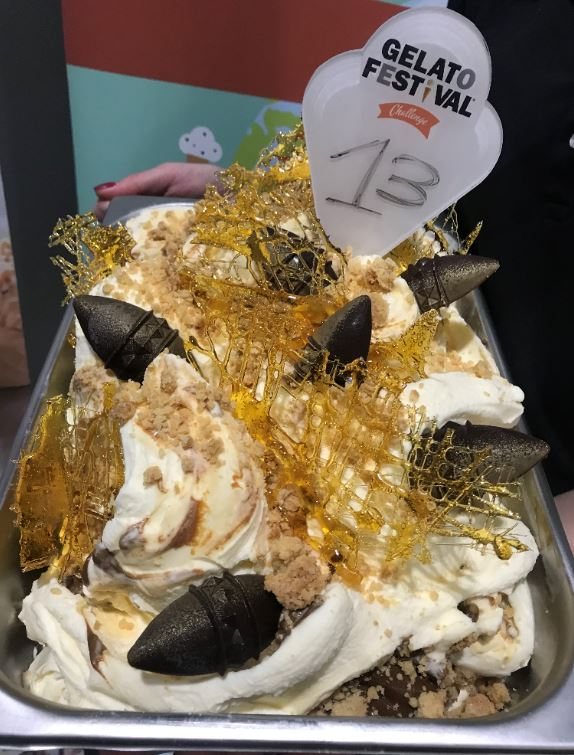 Caramel crunch gelato with mascarpone and cookies