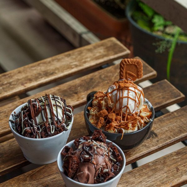 Vanilla gelato sundae with topping Vanilla gelato sundae with topping made with Rubicone ingredients