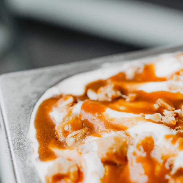 Vanilla gelato with toffee topping Vanilla gelato with toffee topping made with Rubicone ingredients